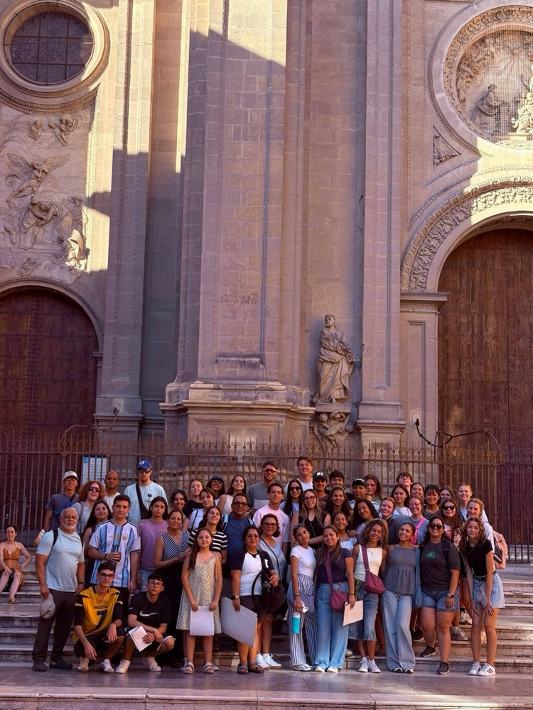 Un gran grupo de jóvenes frente a la Catedral de Granada